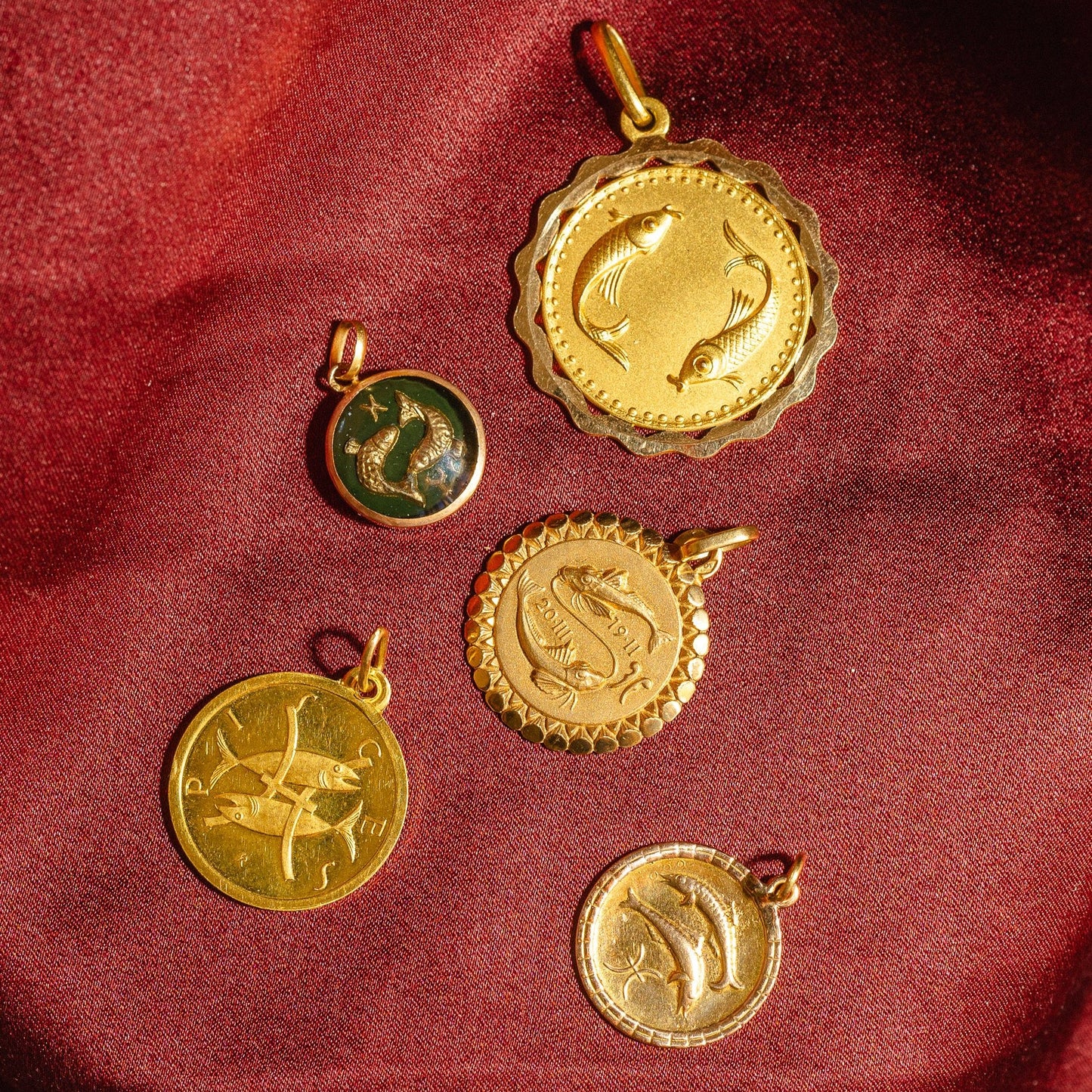 Italian Pisces 18k Pendant with Scalloped Border