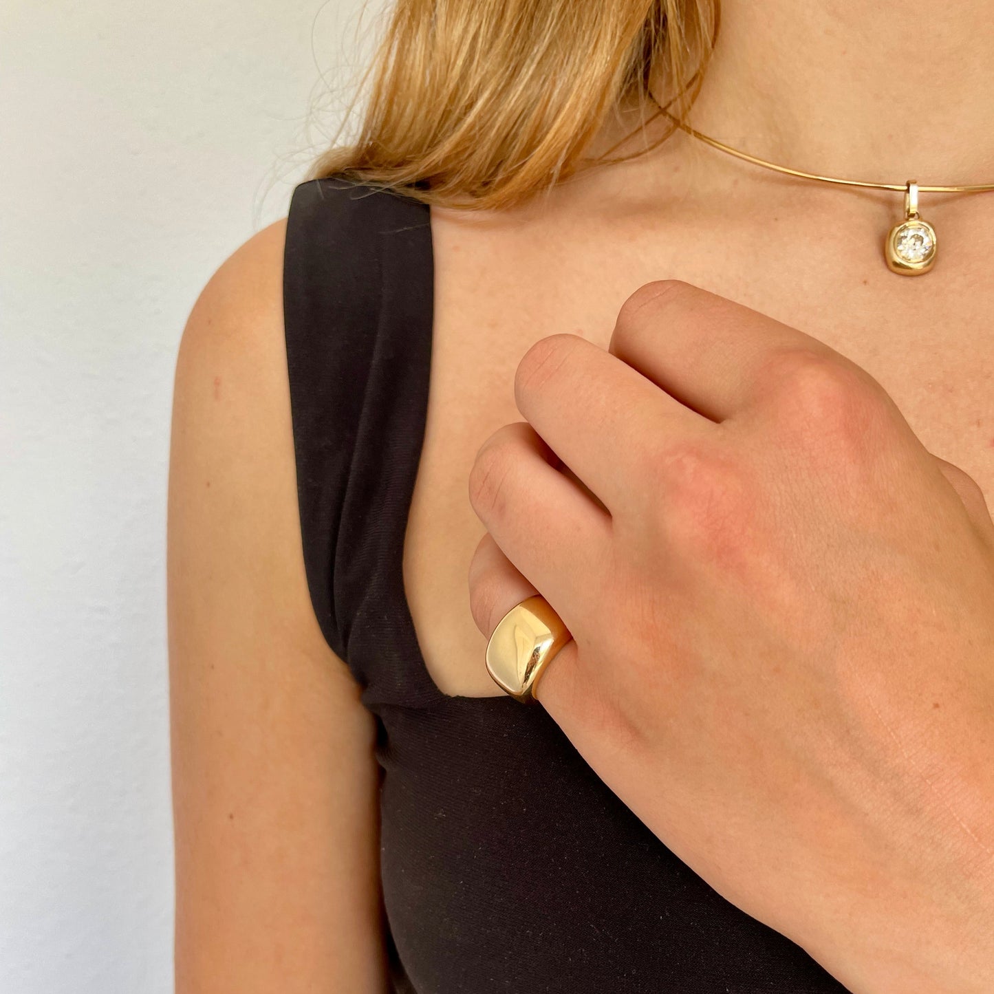 Elegant Cartier 18K Domed Nouvelle Vague Band