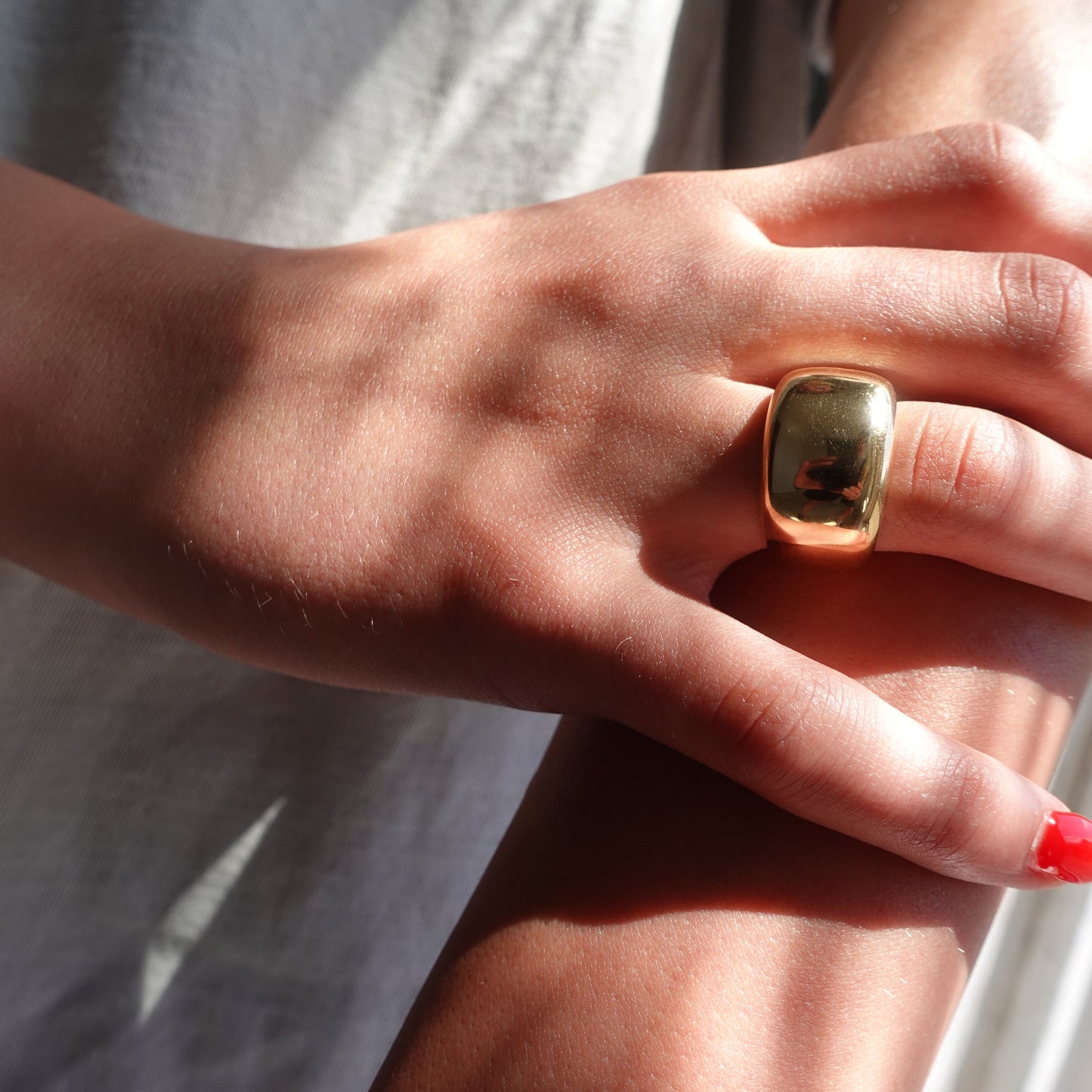 Elegant Cartier 18K Domed Nouvelle Vague Band