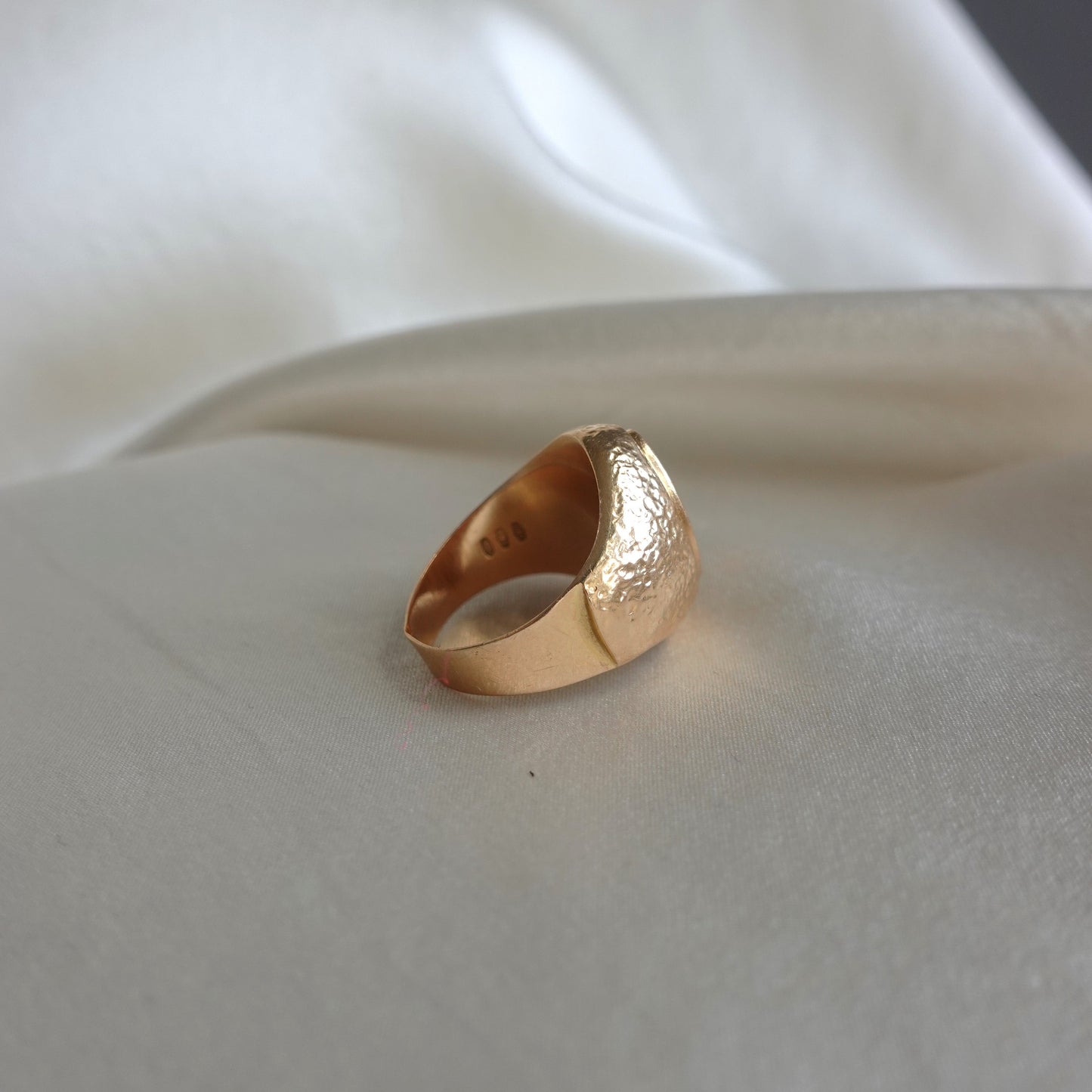 Unoaerre 18k Signet Ring Finger size 6.75