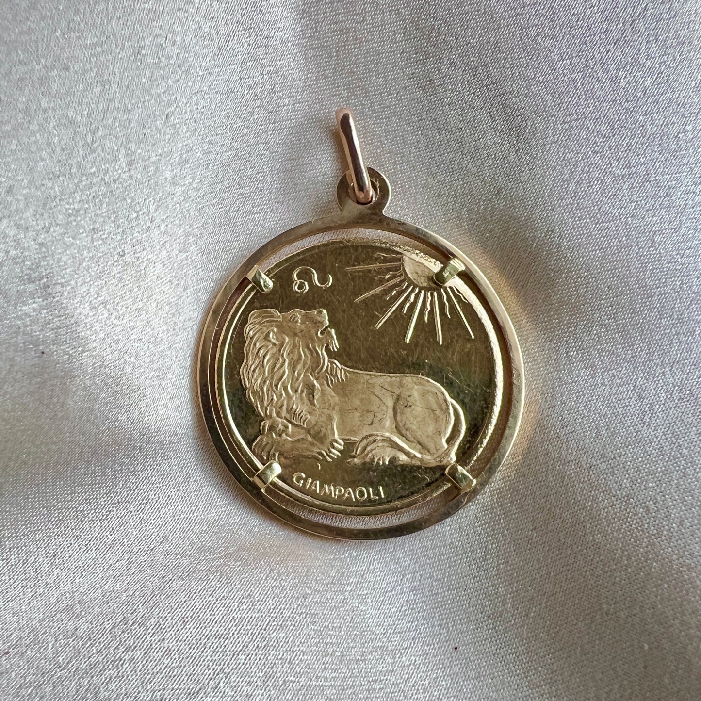 Italian Large Vintage 70's 18k Authentic UnoAerre Leo Zodiac by Giampaoli