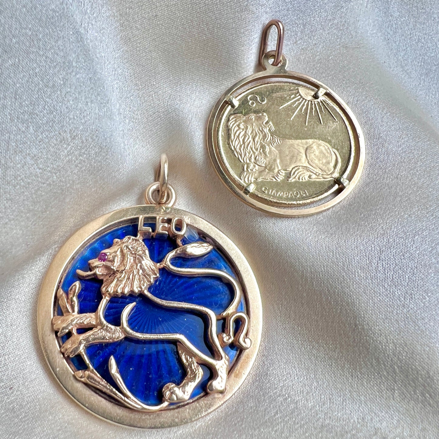 Italian Large Vintage 70's 18k Authentic UnoAerre Leo Zodiac by Giampaoli