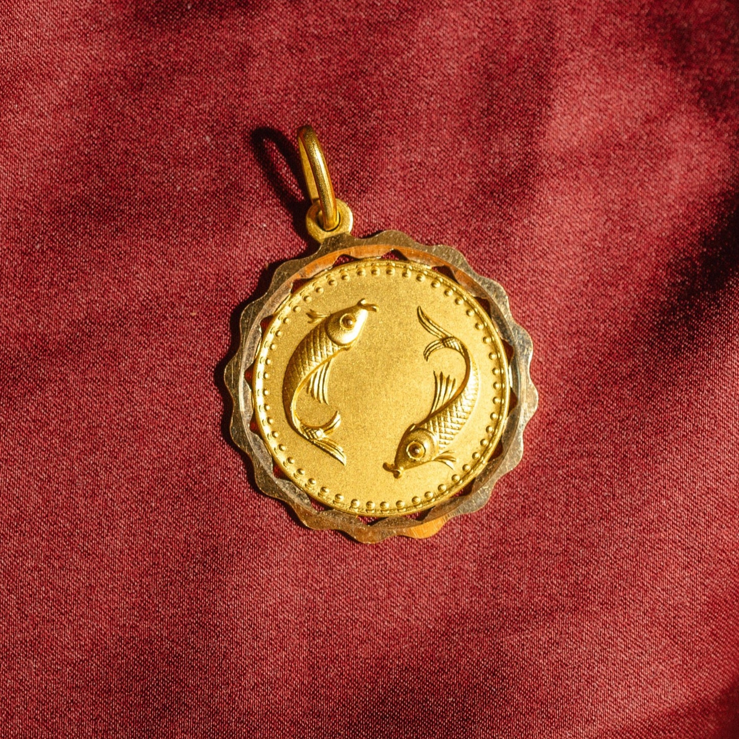 Italian Pisces 18k Pendant with Scalloped Border