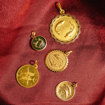 Italian Pisces 18k Pendant with Scalloped Border