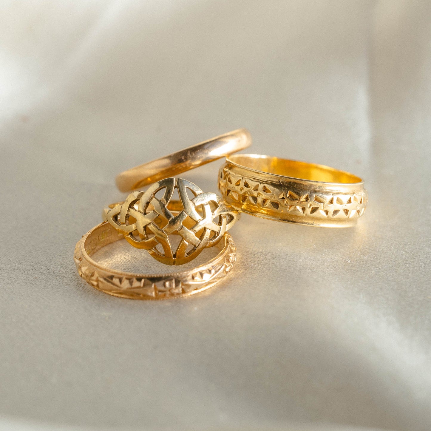 Floral Engraved 18k Band