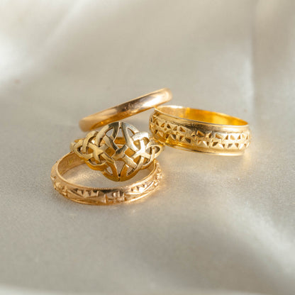 Floral Engraved 18k Band