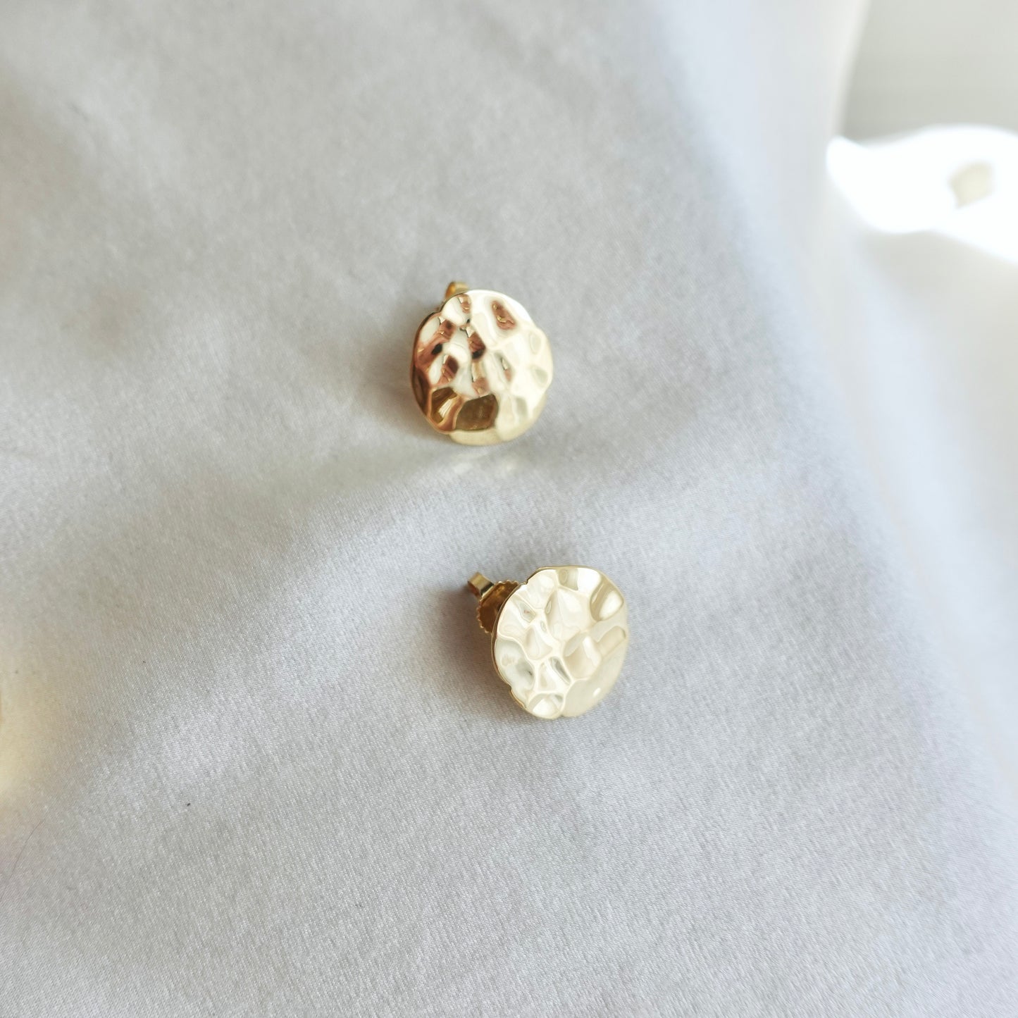 Lilypads: 18K Hammered High Polished Studs