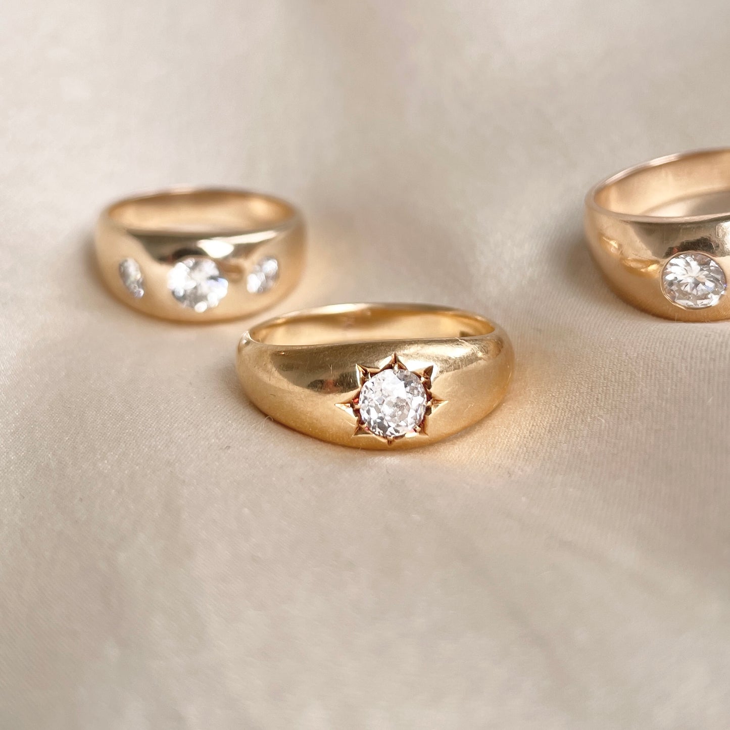 Stunning Star Set 18K Diamond Ring