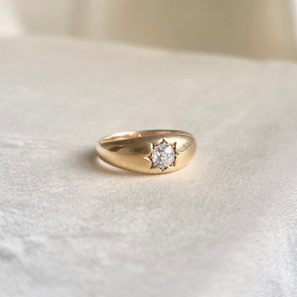 Stunning Star Set 18K Diamond Ring