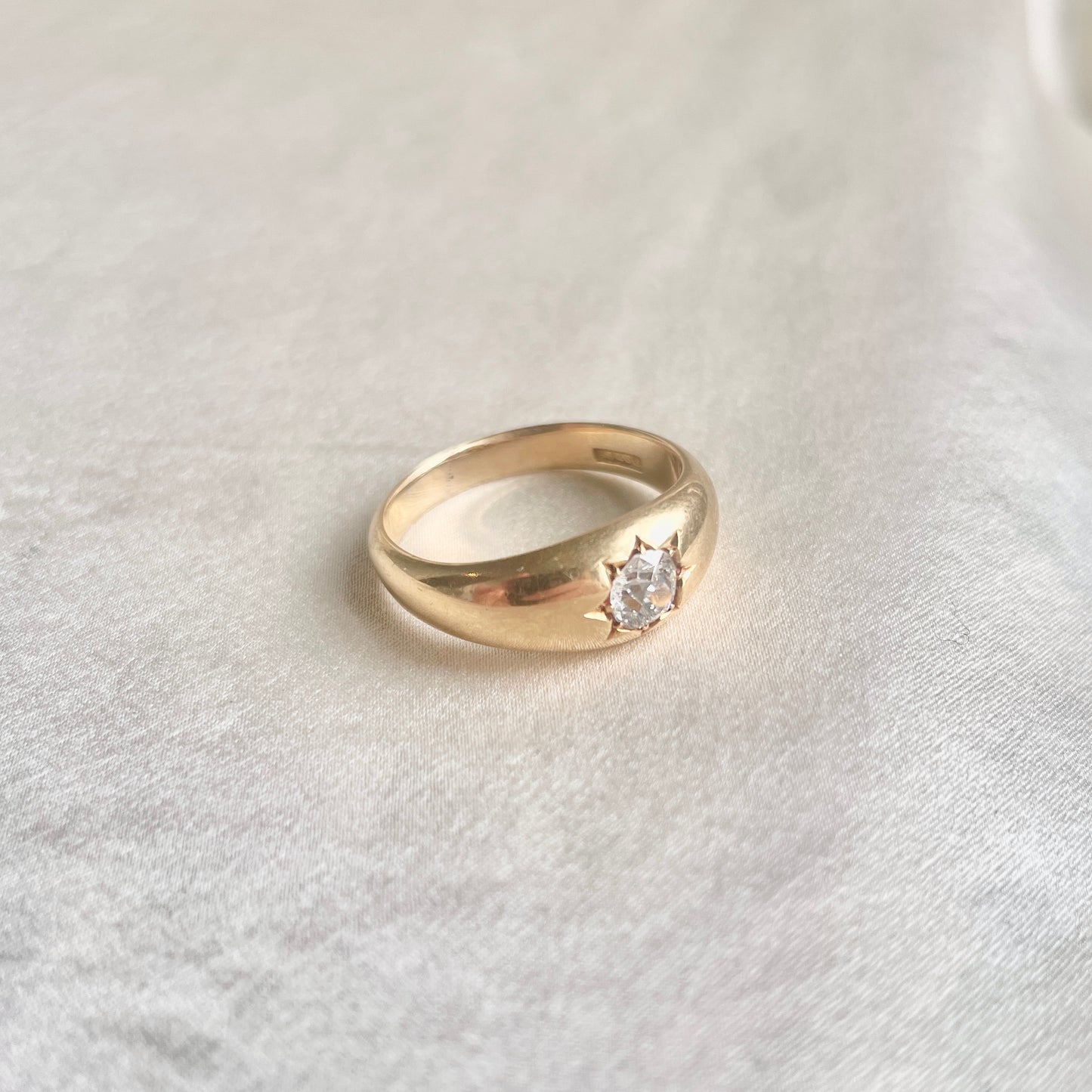 Stunning Star Set 18K Diamond Ring