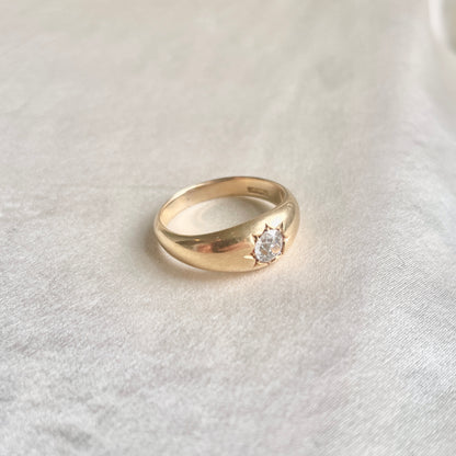 Stunning Star Set 18K Diamond Ring