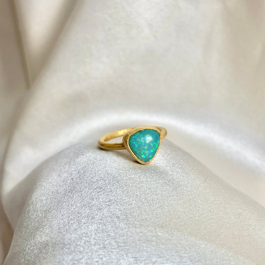 22K Gold Triangular Opal Ring – Satin Finish, Size 5.5

 