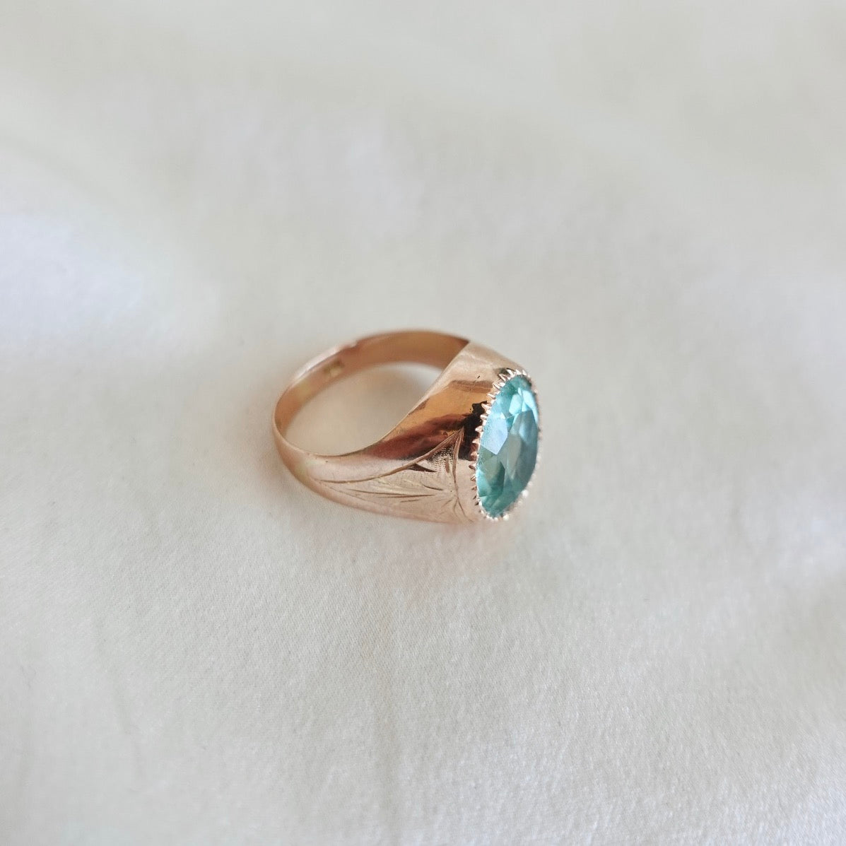 18K Gold Spinel Ring with Engraved Shoulders
