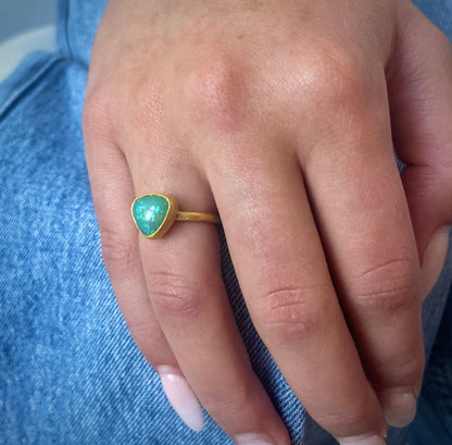 22K Gold Triangular Opal Ring – Satin Finish, Size 5.5

 