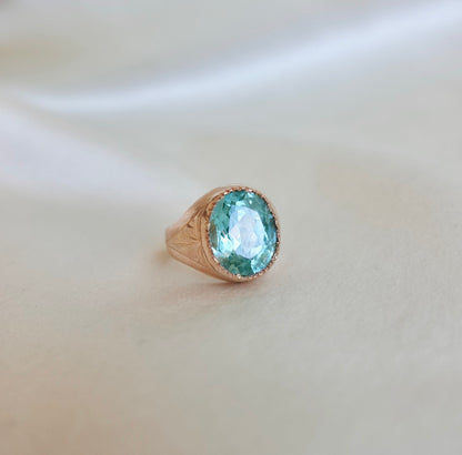 18K Gold Spinel Ring with Engraved Shoulders