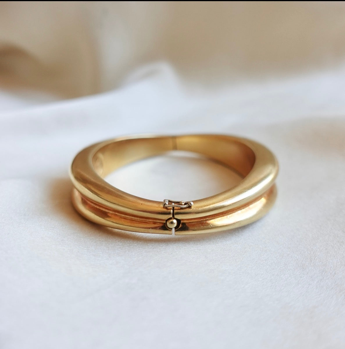 Mid-Century Tiffany & Co. Italian 18K Gold Hinged Bangle