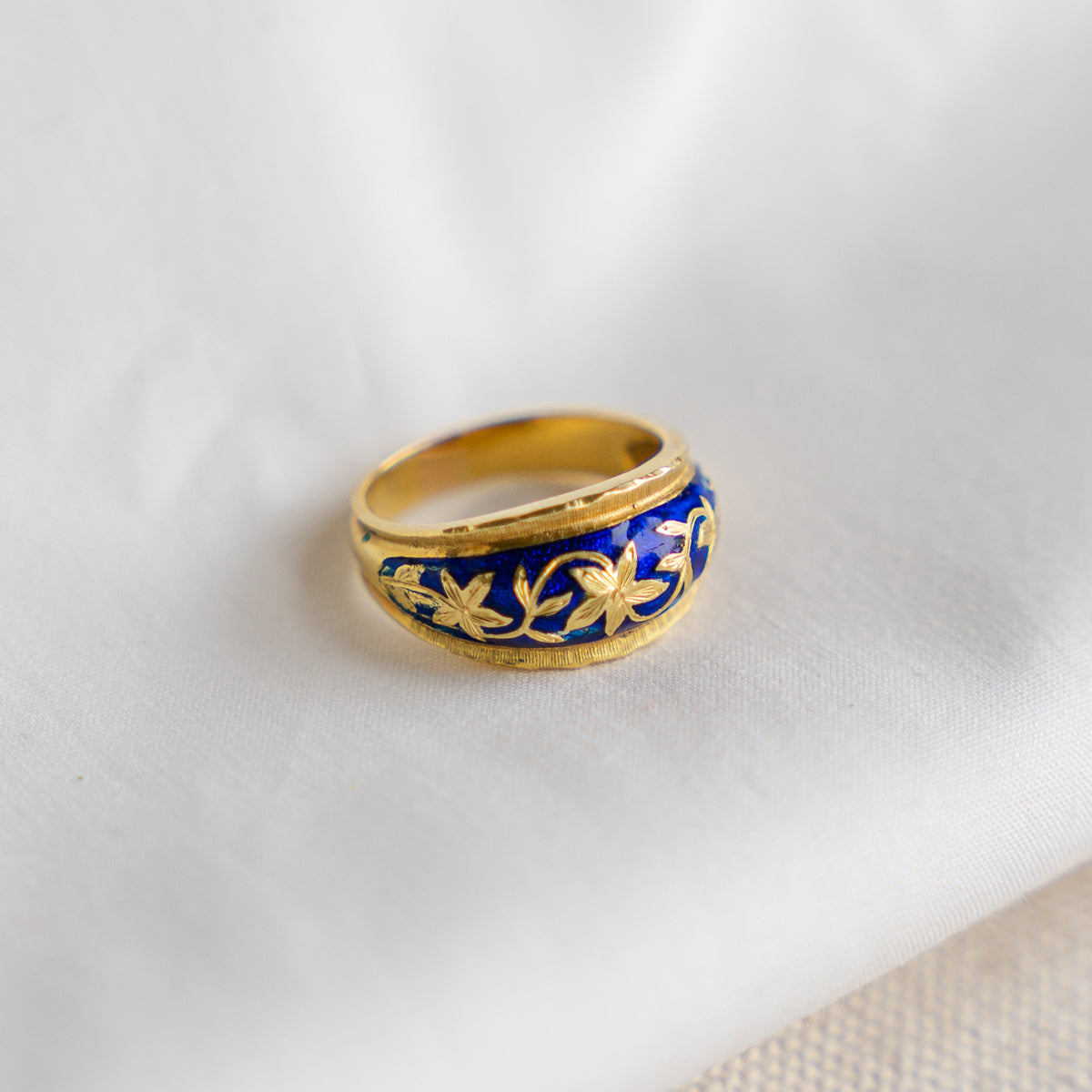 Floral 18k Gold Floral Blue Enamel Ring size 7.5