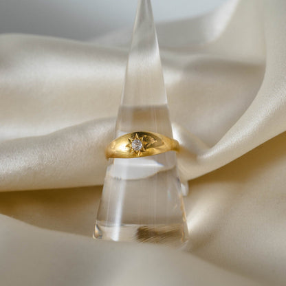 “Little Star” 18k Diamond Star Set Band