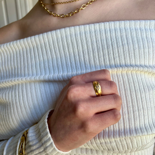 18k Star Set Ring with Decorative Shoulders